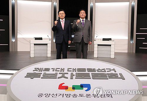 제21대 대선 초청 외 후보자 토론회(서울=연합뉴스) 무소속 황교안(왼쪽), 송진호 대선 후보가 19일 서울 마포구 상암동 SBS 프리즘센터 스튜디오에서 열린 제21대 대선 초청 외 후보자 토론회 시작에 앞서 기념촬영을 하고 있다. 2025.5.19 [중앙선거방송토론위원회 제공. 재판매 및 DB 금지] photo@yna.co.kr