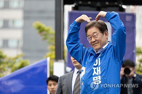 시흥 유세에서 인사하는 이재명 후보(시흥=연합뉴스) 김주성 기자 = 더불어민주당 이재명 대선 후보가 24일 경기 시흥시 배곧아브뉴프랑센트럴광장에서 열린 유세에서 시민들에게 인사하고 있다. 2025.5.24 [공동취재] utzza@yna.co.kr