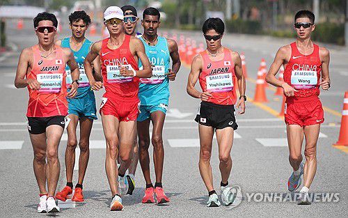 '힘찬 레이스'(구미=연합뉴스) 김현태 기자 = 2025 구미 아시아육상경기선수권대회 첫날인 27일 경북 구미시 낙동강체육공원 일대에서 열린 20km 남자경보 결승에서 선수들이 힘찬 레이스를 펼치고 있다. 2025.5.27 mtkht@yna.co.kr