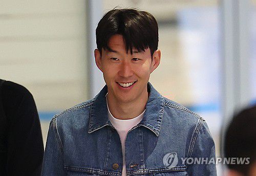 환한 미소 보이는 손흥민(영종도=연합뉴스) 김성민 기자 = 유럽축구연맹(UEFA) 유로파리그(UEL) 정상에 오르며 생애 첫 트로피를 들어 올린 손흥민이 27일 인천국제공항 제2터미널을 통해 입국하며 미소를 보이고 있다. 2025.5.27 ksm7976@yna.co.kr