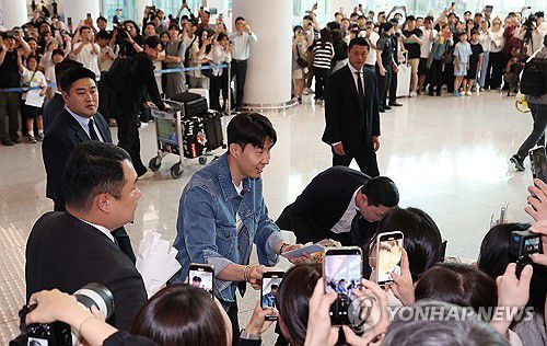 선물 받는 손흥민(영종도=연합뉴스) 김성민 기자 = 유럽축구연맹(UEFA) 유로파리그(UEL) 정상에 오르며 생애 첫 트로피를 들어 올린 손흥민이 27일 인천국제공항 제2터미널을 통해 입국하며 꽃다발을 받고 있다. 2025.5.27 ksm7976@yna.co.kr