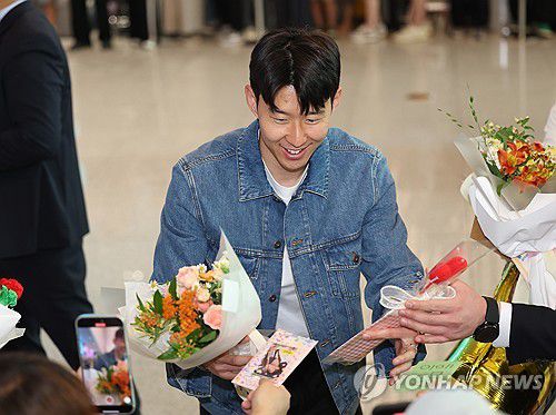 꽃다발 선물 받는 손흥민(영종도=연합뉴스) 김성민 기자 = 유럽축구연맹(UEFA) 유로파리그(UEL) 정상에 오르며 생애 첫 트로피를 들어 올린 손흥민이 27일 인천국제공항 제2터미널을 통해 입국하며 팬들로부터 꽃다발을 받고 있다. 2025.5.27 ksm7976@yna.co.kr