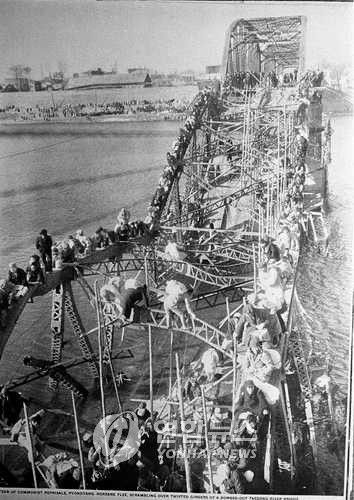 6·25 전쟁 때 대동강 철교를 건너는 피난민[연합뉴스 자료사진. 무단전재 재배포 금지]