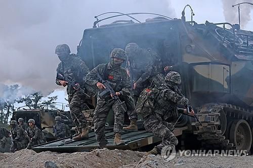 장갑차에서 내려 돌격하는 해병    (포항=연합뉴스) 손대성 기자 = 28일 경북 포항 일대에서 열린 2025년 전반기 합동상륙훈련에서 해병대원들이 상륙돌격장갑차(KAAV)에서 뛰어내리고 있다. 2025.4.28