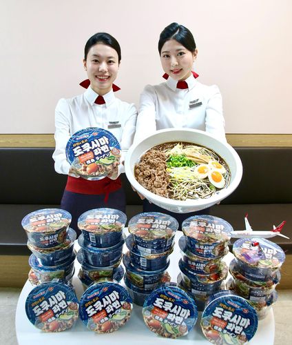 이스타항공 도쿠시마 라면을 선보이는 승무원들[이스타항공 제공. 재판매 및 DB 금지]