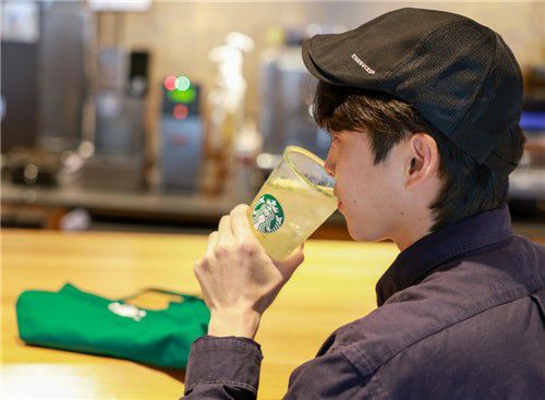 '쿨 라임 피지오'를 마시고 있는 스타벅스 파트너[스타벅스 코리아 제공. 재판매 및 DB 금지]