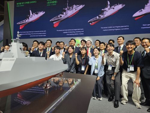 직원들과 기념촬영하는 정기선 HD현대중공업 부회장(부산=연합뉴스) 김호준 기자 = 정기선 HD현대중공업 부회장은 28일 '국제해양방위산업전(MADEX) 2025'에 참석해 "HD현대는 대한민국 첫 전투함인 울산함을 시작으로 총 106척의 함정을 제작, 이 중 18척을 해외에 수출"했다고 밝혔다. 직원들과 기념촬영하는 정 부회장의 모습 2025.5.28