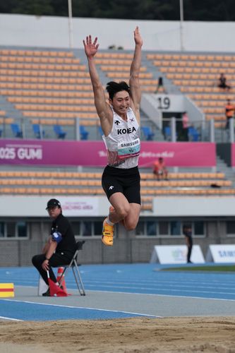 도약하는 유규민(서울=연합뉴스) 유규민이 28일 경북 구미시민운동장에서 열린 2025 아시아육상경기선수권대회 남자 세단뛰기 결선에서 도약하고 있다. 2025.5.28 [대한육상연맹 제공. 재판매 및 DB금지] photo@yna.co.kr