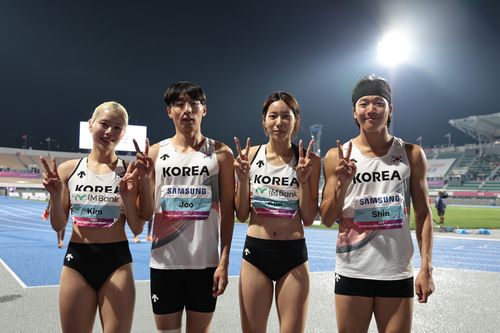 혼성 1,600ｍ 계주 한국 신기록을 세운 대표팀(서울=연합뉴스) 28일 경북 구미시민운동장에서 열린 2025 아시아육상경기선수권대회 혼성 1,600ｍ 계주에서 한국 신기록을 세운 선수들이 기념 촬영을 하고 있다. 왼쪽부터 김주하, 주승균, 김서윤, 신민규. [대한육상연맹 제공. 재판매 및 DB금지]
