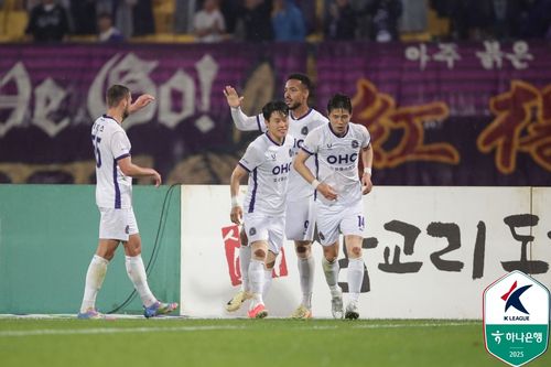 모따의 쐐기골 후 기쁨을 나누는 안양 선수들.[한국프로축구연맹 제공. 재판매 및 DB 금지]