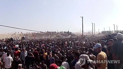 가자지구 배급소에 팔레스타인 주민 인산인해(라파 로이터=연합뉴스) 27일(현지시간) 가자지구 남부 라파의 GHF 배급소에 팔레스타인 주민이 몰렸다. 2025.5.28 photo@yna.co.kr