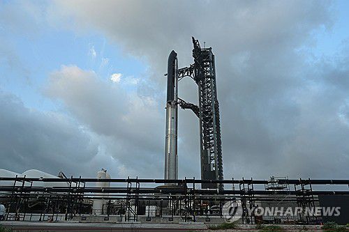 27일(현지시간) 미국 텍사스 해변에서 발사 대기 중인 스페이스X의 스타십 우주선·로켓[UPI=연합뉴스. 재판매 및 DB 금지]