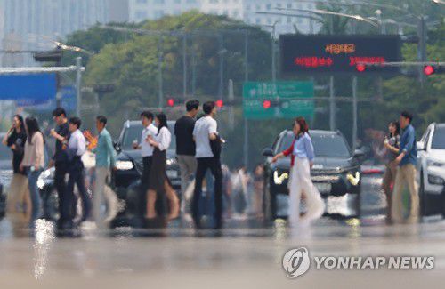 어느새 성큼 다가온 여름(서울=연합뉴스) 김도훈 기자 = 전국적으로 초여름 날씨를 보인 27일 서울 영등포구 여의대로 위로 지열에 의한 아지랑이가 피어오르고 있다.     이번 주는 낮 기온이 지속적으로 오르다 금요일에는 서울 지역 낮 최고 기온이 29도에 달할 것으로 예상된다. 2025.5.27 superdoo82@yna.co.kr