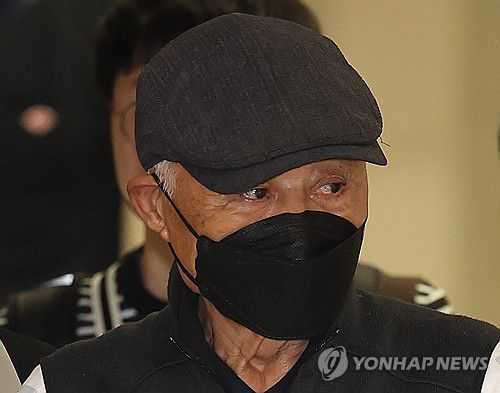 한국으로 송환된 허재호 전 대주그룹 회장(영종도=연합뉴스) 김성민 기자 = 뉴질랜드에 머물던 허재호 전 대주그룹 회장이 27일 인천국제공항 2터미널을 통해 국내로 송환되고 있다.      지난 2014년 광주교도소 노역장에서 일당 5억원으로 합산 30억원의 벌금을 탕감받아 황제 노역 논란에 휩싸이기도 한 허 전 회장은 지인 3명의 명의로 보유한 보험사 주식을 매각하는 과정에서 세금 총 5억650여만원을 내지 않은 혐의를 받는다. 2025.5.27 ksm7976@yna.co.kr
