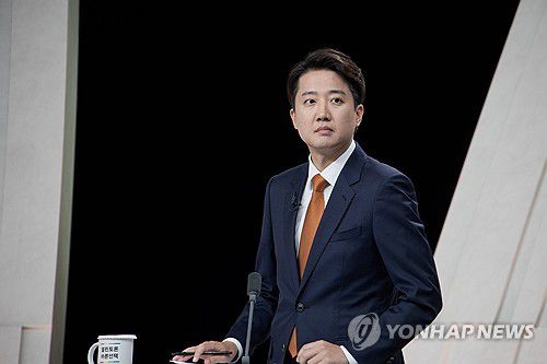 토론회 준비하는 이준석 후보(서울=연합뉴스) 개혁신당 이준석 후보가 지난 27일 서울 마포구 상암동 MBC 스튜디오에서 열린 정치 분야 TV토론회를 준비하고 있다. 2025.5.27 [국회사진기자단] photo@yna.co.kr