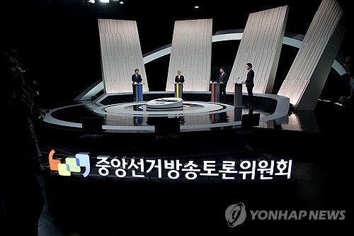 정치 분야 TV 토론회 준비하는 대선 후보들(서울=연합뉴스) 더불어민주당 이재명·민주노동당 권영국·국민의힘 김문수·개혁신당 이준석 대선 후보가 27일 서울 마포구 상암동 MBC 스튜디오에서 진행된 정치 분야 TV토론회를 준비하고 있다. 2025.5.27 [국회사진기자단] photo@yna.co.kr