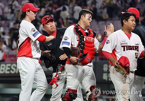 정해영 격려하는 이범호 감독(광주=연합뉴스) 조남수 기자 = 27일 광주기아챔피언스필드에서 열린 프로야구 키움 히어로즈와 KIA 타이거즈의 경기. KIA 이범호 감독이 7-5 승리를 거두고 마무리 투수 정해영을 격려하고 있다. 2025.5.27 iso64@yna.co.kr