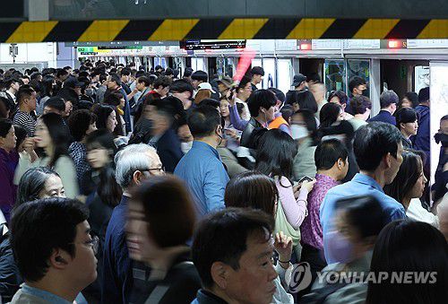 버스파업으로 붐비는 부산 도시철도(부산=연합뉴스) 손형주 기자 = 부산지역 시내버스가 전면 파업에 돌입한 28일 오전 부산 도시철도 2호선 서면역이 출근길 시민들로 붐비고 있다. 시내버스는 오전 4시 20분 운행되는 첫차를 시작으로 147개 노선 운행이 차질을 빚고 있다. 2025.5.28 handbrother@yna.co.kr