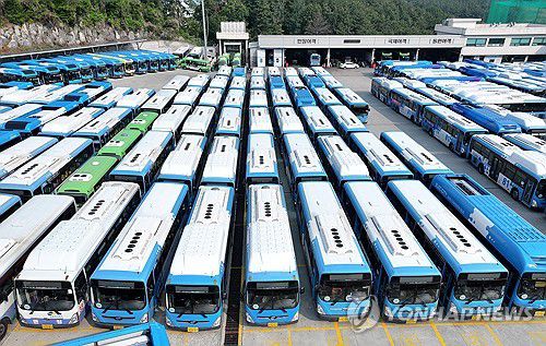 멈춰선 부산 시내버스(부산=연합뉴스) 손형주 기자 = 부산지역 시내버스가 전면 파업에 돌입한 28일 오전 부산 연제구공영버스차고지에 운행이 중지된 버스들이 주차돼 있다. 2025.5.28 handbrother@yna.co.kr