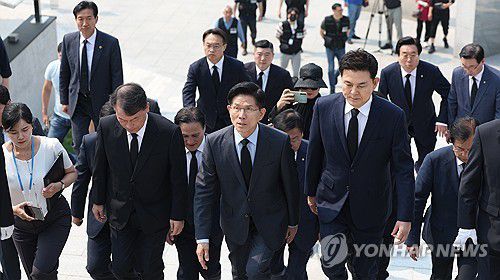 국립3·15민주묘지 찾은 김문수 후보(창원=연합뉴스) 김동민 기자 = 국민의힘 김문수 대선후보가 김태호 등 같은 당 의원과 함께 28일 오전 경남 창원시 마산회원구 국립3.15민주묘지를 방문하고 있다. 2025.5.28 image@yna.co.kr