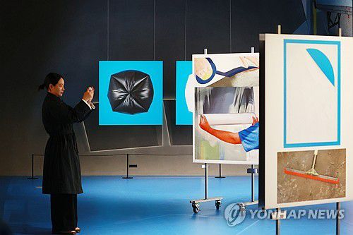 사진 예술의 시작을 조명하는 자리(서울=연합뉴스) 진연수 기자 = 28일 서울 도봉구 서울시립사진미술관에서 열린 개관 특별전 '스토리지 서울'에서 참석자가 작품들을 둘러보고 있다.      국내 최초 사진특화 공립미술관인 '서울시립사진미술관'은 창의적이고 실험적인 전시와 프로그램, 깊이 있는 연구와 수집·보존 활동을 통해 한국을 넘어 아시아의 새로운 사진 예술 중심지로 자리매김한다는 계획이다. 2025.5.28 jin90@yna.co.kr