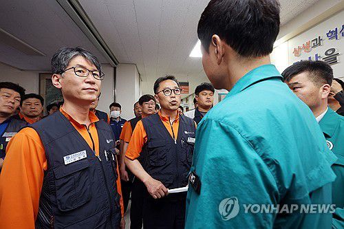 금호타이어 노조, 광주 광산구청 항의 방문(광주=연합뉴스) 천정인 기자 = 28일 오전 금호타이어 광주공장 노조원들이 광주 광산구청을 항의 방문 하고 있다. 박병규 광산구청장은 전날 대형 화재로 공장을 멈춘 금호타이어 광주공장 이전 문제를 두고 구조조정 등을 언급해 논란을 빚었다. 2025.5.28 iny@yna.co.kr