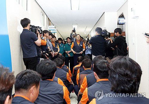 금호타이어 노조, 광주 광산구청 항의 방문(광주=연합뉴스) 천정인 기자 = 28일 오전 금호타이어 광주공장 노조원들이 광주 광산구청을 항의 방문해 발언하고 있다. 박병규 광산구청장은 전날 대형 화재로 공장을 멈춘 금호타이어 광주공장 이전 문제를 두고 구조조정 등을 언급해 논란을 빚었다. 2025.5.28 iny@yna.co.kr