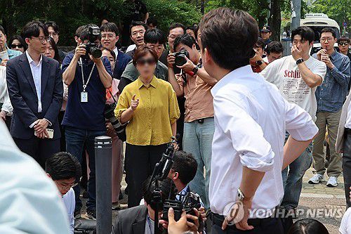 항의받는 이준석 후보(서울=연합뉴스) 김주성 기자 = 개혁신당 이준석 대선 후보가 28일 서울 여의도공원에서 유세를 마치고 백브리핑을 하던 중 한 시민으로부터 전날 TV토론회에서 여성 신체에 대한 폭력적 표현을 언급한 것과 관련해 항의받고 있다. 2025.5.28 utzza@yna.co.kr