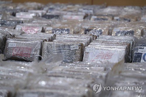 강릉 옥계항서 압수한 코카인(동해=연합뉴스) 류호준 기자 = 28일 오전 강원 동해시 지가동 동해지방해양경찰청에 동해해경청·서울본부세관 합동수사단이 지난달 2일 강릉 옥계항서 압수한 코카인이 놓여 있다. 2025.5.28 ryu@yna.co.kr