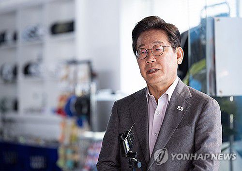 백브리핑하는 이재명 후보(서울=연합뉴스) 황광모 기자 = 더불어민주당 이재명 대선 후보가 28일 서울 강남구의 한 스튜디오에서 유튜브 라이브 방송을 마친 후 백브리핑하고 있다. 2025.5.28 [공동취재] hkmpooh@yna.co.kr