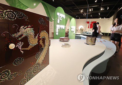 국가유산진흥원, '열 번째 용의 아이와 상상동물' 전시 개최(서울=연합뉴스) 이재희 기자 = 28일 서울 강남구 국가무형유산전수교육관에서 열린 2025 포르쉐 퓨처 헤리티지 전승공예특별전 '열 번째 용의 아이와 상상동물' 전시를 찾은 관람객들이 전시를 둘러보고 있다. 이 전시는 10월 17일까지 열린다. 2025.5.28 scape@yna.co.kr