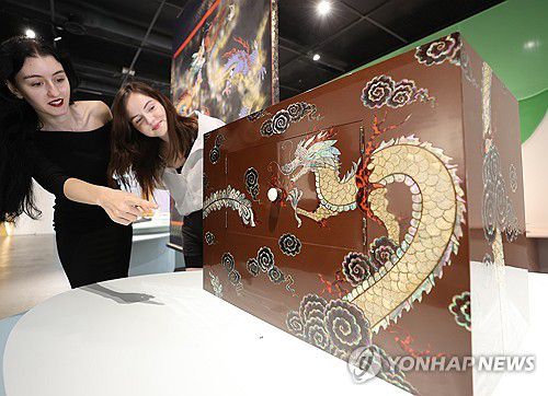 '열 번째 용의 아이와 상상동물' 전시 개막(서울=연합뉴스) 이재희 기자 = 28일 서울 강남구 국가무형유산전수교육관에서 열린 2025 포르쉐 퓨처 헤리티지 전승공예특별전 '열 번째 용의 아이와 상상동물' 전시를 찾은 관람객들이 전시를 둘러보고 있다. 이 전시는 10월 17일까지 열린다. 2025.5.28 scape@yna.co.kr