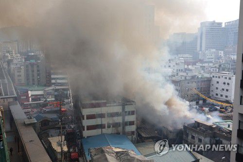 서울 중구 노후상가 화재(서울=연합뉴스) 이진욱 기자 = 28일 서울 을지로3가역 인근 노후 상가 건물에서 화재가 발생해 불길과 함께 연기가 피어오르고 있다. 2025.5.28 cityboy@yna.co.kr
