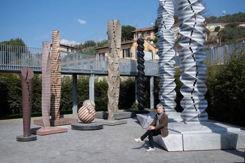 작품을 배경으로 앉은 박은선 조각가[박은선 조각가 제공. 재판매 및 DB 금지]