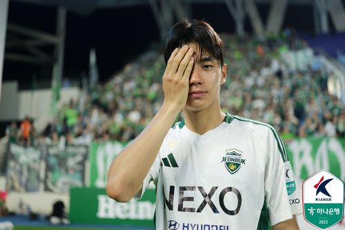 부어오른 오른쪽 눈을 가리고 기념 촬영에 나선 전북 전진우[한국프로축구연맹 제공. 재판매 및 DB 금지]