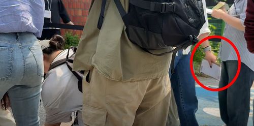 29일 오전 서울 서대문구 신촌동 주민센터 사전투표소에서 포착된 투표용지 추정 물체 모습 [유튜브 '애국청년 박준영' 캡처. 재판매 및 DB 금지]