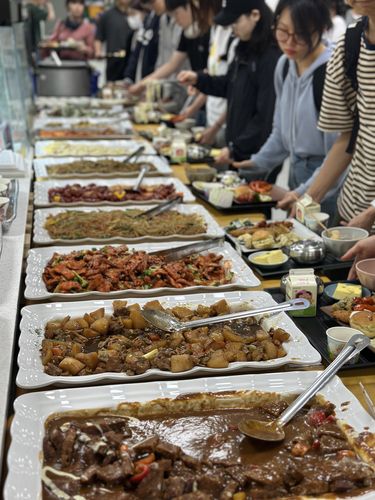 학생 식당에 마련된 뷔페 음식[촬영 강태현]