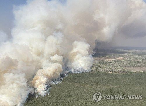 캐나다 매니토바주 산불(AFP 로이터=연합뉴스) 27일(현지시간) 캐나다 매니토바주 지역에 발생한 산불. [매니토바 주 정부 제공. 재판매 및 DB 금지]
