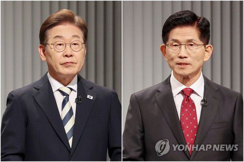 제21대 대선 2차 후보자 토론회 준비하는 이재명-김문수 후보(서울=연합뉴스) 더불어민주당 이재명(왼쪽)·국민의힘 김문수 대선후보가 23일 서울 여의도 KBS 스튜디오에서 열린 제21대 대선 2차 후보자 토론회를 준비하고 있다. 2025.5.23 [국회사진기자단] photo@yna.co.kr