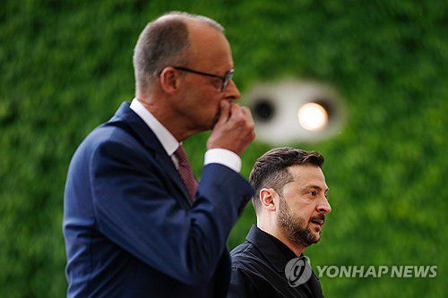 베를린에서 어깨를 나란히 한 독일·우크라 정상(베를린 EPA=연합뉴스) 28일(현지시간) 프리드리히 메르츠 독일 총리(왼쪽)가 베를린을 방문한 볼로디미르 젤렌스키 우크라이나 대통령(오른쪽)을 맞이하고 있다. 2025.5.28