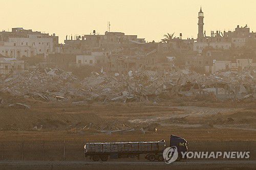 가자지구 국경으로 달리는 구호품 트럭[로이터 연합뉴스 자료사진. 재판매 및 DB 금지]