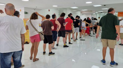 브라질 대선 결선 열기 후끈(상파울루=연합뉴스) 김지윤 통신원 = 브라질 대선 결선일인 30일(현지시간) 브라질 상파울루 한 사립대학교에 마련된 투표소에서 유권자들이 기표 순서를 기다리고 있다. 2022.10.31 kjy329@yna.co.kr