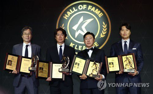 최순호·홍명보·신태용·이동국, K리그 명예의 전당 헌액(서울=연합뉴스) 김인철 기자 = 2일 서울 중구 앰배서더 서울 풀만 호텔에서 열린 K리그 명예의 전당 헌액식에서 선수 부문에 선정된 최순호 수원FC 단장(왼쪽부터), 홍명보 울산 현대 감독, 신태용 인도네시아 대표팀 감독, 이동국 전 대한축구협회 부회장이 기념 촬영을 하고 있다. 2023.5.2 yatoya@yna.co.kr