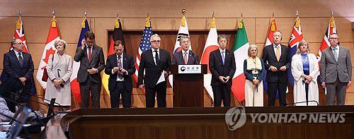 한미일 등 11개국 "대북제재 다국적 감시기구 설립"(서울=연합뉴스) 김도훈 기자 = 김홍균 외교부 1차관이 16일 오후 정부서울청사 별관 외교부에서 대북제재 관련 대외 발표를 하고 있다.     한미일을 포함해 프랑스, 영국, 독일, 이탈리아, 네덜란드, 캐나다, 호주, 뉴질랜드 등 총 11개국이 참가하는 다국적제재모니터링팀(MSMT·Multilateral Sanctions Monitoring Team)이 출범한다. MSMT 참여국은 유엔 안보리 대북제재 위반 및 회피 활동을 상시 모니터링하면서 보고서를 발간하게 된다. 2024.10.16 superdoo82@yna.co.kr