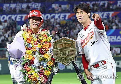 김광현과 기념촬영하는 ‘500홈런’ 최정(인천=연합뉴스) 임순석 기자 = 13일 인천 SSG랜더스필드에서 열린 프로야구 2025 신한 SOL 뱅크 KBO리그 NC 다이노스와 SSG 랜더스의 경기. KBO 리그 최초 통산 500홈런을 달성한 SSG 최정이 김광현과 함께 기념 조형물 앞에서 기념 촬영하고 있다. 2025.5.13 soonseok02@yna.co.kr