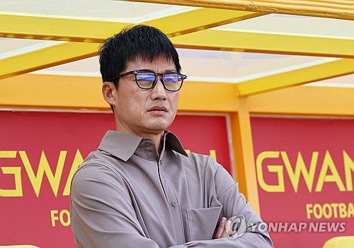 그라운드 바라보는 이정효 감독(광주=연합뉴스) 조남수 기자 = 25일 광주월드컵경기장에서 열린 K리그1 2025 15라운드 광주FC와 강원FC의 경기. 광주 이정효 감독이 그라운드를 바라보고 있다. 2025.5.25 iso64@yna.co.kr