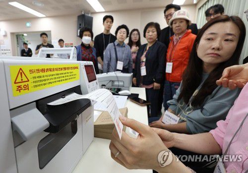 투표지 인쇄 살피는 참관단(서울=연합뉴스) 김성민 기자 = 제21대 대통령선거 사전투표 첫날인 29일 서울 성동구 송정동공공복합청사에 마련된 사전투표소에서 공정선거참관단과 사전투표참관인이 투표지 인쇄를 살피고 있다. 2025.5.29 ksm7976@yna.co.kr