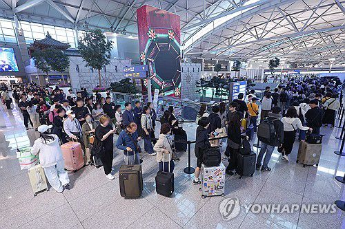 인천공항 출국장 사전투표소에 몰린 인파(영종도=연합뉴스) 서대연 기자 = 제21대 대통령선거 사전투표가 시작된 29일 오전 인천국제공항 제1여객터미널 출국장에 마련된 사전투표소에서 유권자들이 길게 줄을 서고 있다. 2025.5.29 dwise@yna.co.kr