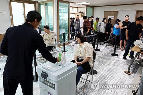 제21대 대통령선거 사전투표(여수=연합뉴스) 조남수 기자 = 제21대 대통령선거 사전투표 첫날인 29일 오전 전남 여수시 주암마을회관에 마련된 사전투표소에서 시민들이 투표하고 있다. 2025.5.29 iso64@yna.co.kr