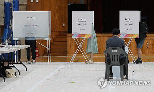 소중한 한 표(대전=연합뉴스) 김소연 기자 = 제21대 대통령선거 사전투표 첫날인 29일 대전 유성구 어은중학교에서 유권자들이 소중한 한 표를 행사하고 있다. 2025.5.29 soyun@yna.co.kr